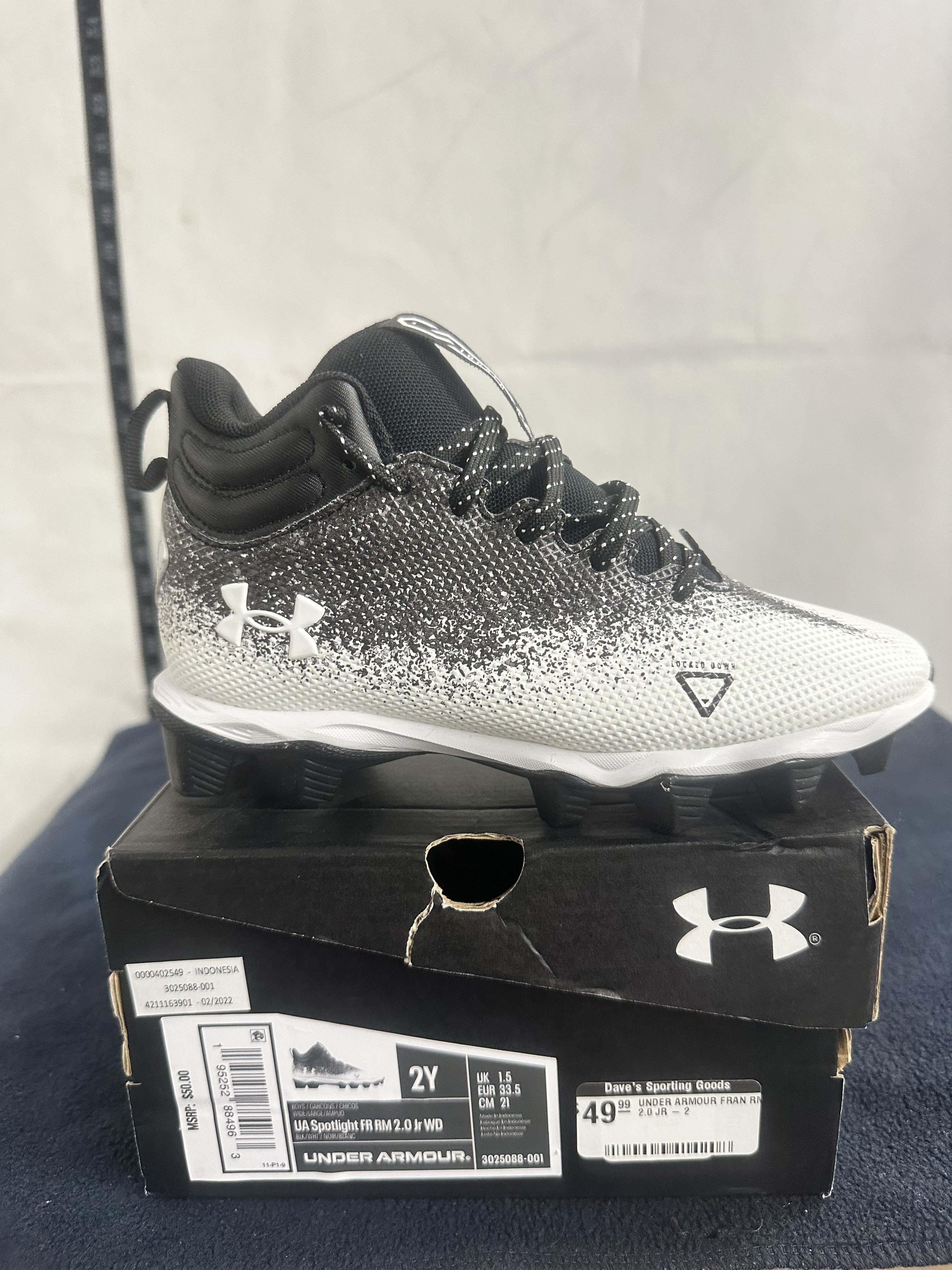 Under Armour Spotlight FR RM 2.0 Jr WD Football Cleats – Black/White – Youth Size 2Y